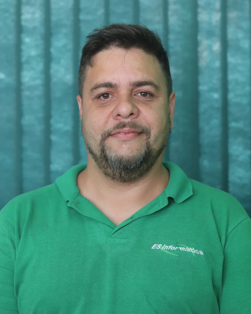 Peter Berni, técnico especialista em reparo, resinagem, redes e visita técnica na ES Informática